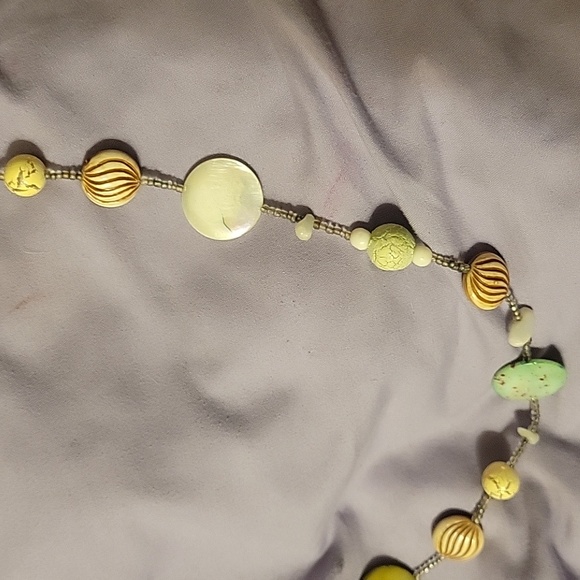 Long shell and bead necklace - Picture 2 of 3